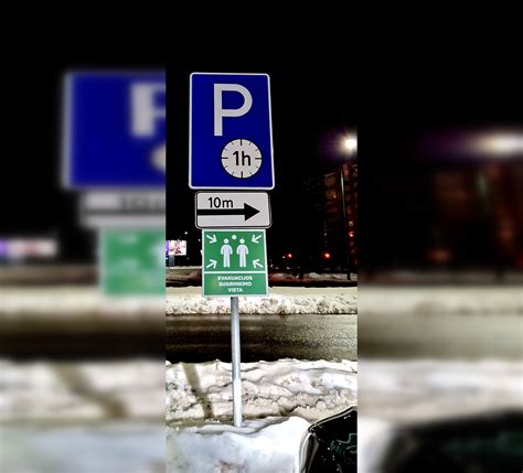 Ženklas, informuojantis apie dygliuotas padangas