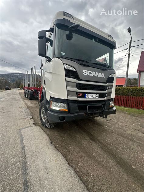 Scania XT serijos sunkvežimis ant miškingo kelio