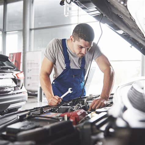 Mechanikas atlieka sunkvežimio stabdžių patikrą