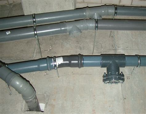 Istorinis kanalizacijos vamzdžio vaizdas.