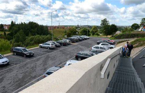 Trinkelėmis išklota aikštelė ir asfaltuotas įvažiavimas