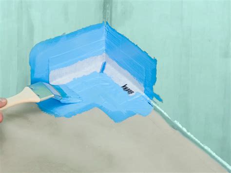 Tepamos hidroizoliacijos dengimas ant sienos ir grindų jungties