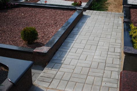 Skirtingų formų ir dydžių betono trinkelių ir plytelių asortimentas