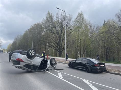 Automobilis po krušos su įlenkimais