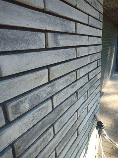 Pilkos fasado plytelės skirtingose aplinkose