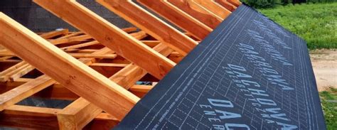 Schematinis stogo konstrukcijos pjūvis su garso izoliacinės juostos panaudojimo vietomis