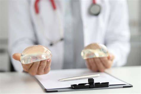 Krūtų implantų tipų vizualizacija: apvalūs vs lašo formos (anatominiai) implantai