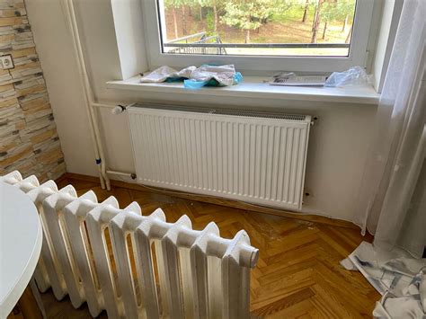 Santechnikas atlieka radiatoriaus remontą