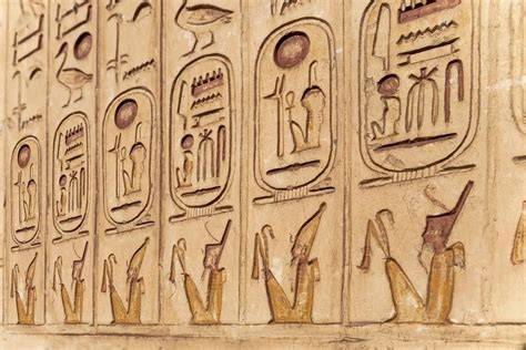 Egipto ir Renesanso motyvais įkvėpta vizualizacija - stilizuota gofruota apykaklė