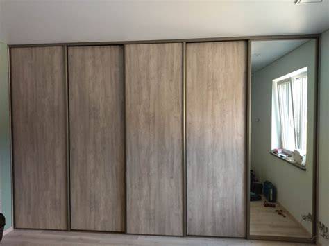 Spintos stumdomų durų profilių įvairovė: skirtingos medžiagos ir spalvos