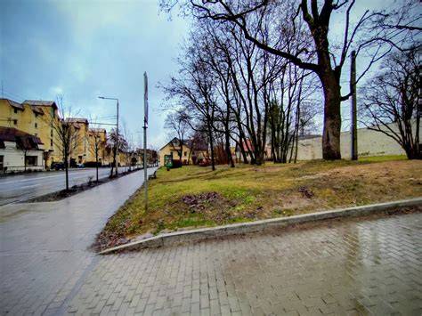 Paprastos gairės vizualiai didinti erdvę su didelėmis plytelėmis