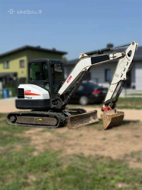 Duobės kasimo proceso vaizdas su technika ir darbo įrankiais