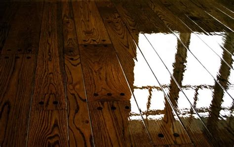 Lakuotų ir alyvuotų grindų palyginimas