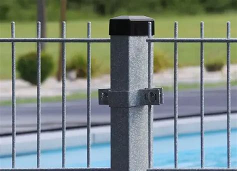 Metalinių tvoros segmentų tvirtinimas prie stulpų