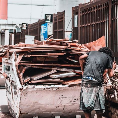 Transportas renkantis metalų laužą iš klientų teritorijos