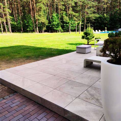 3) Lauko terasos nuotrauka: porcelianinės plytelės 60x60 ant dengtos terasos