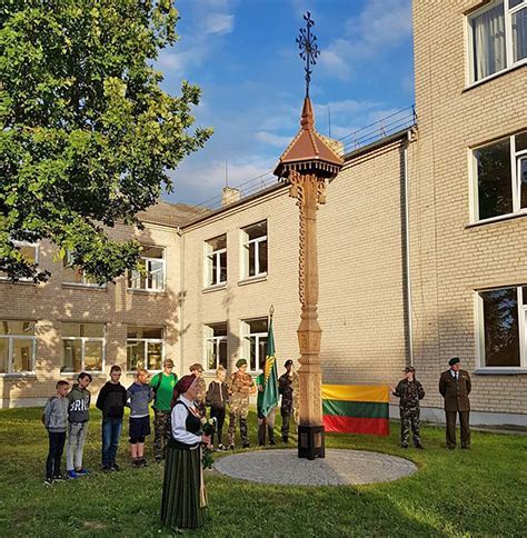 Adelaidės Lietuvių katalikų centras fasadas su kryžiumi ir bareljefu