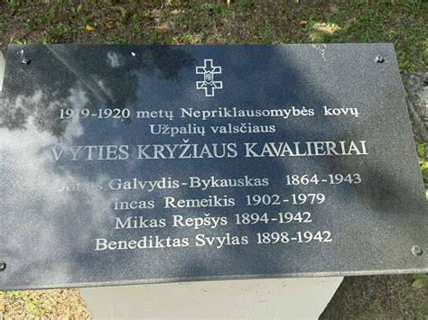 Paminklas žuvusiems už Lietuvos laisvę ir tradicinis koplytstulpis