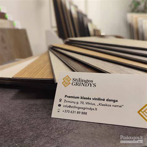 Natūralaus medžio ir vinilinių grindų derinimo vizualizacija