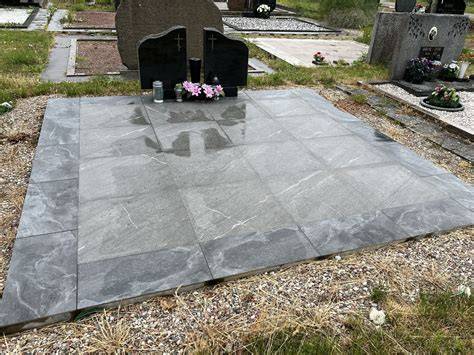Kapavietės dekoravimo nuoseklus procesas: paviršiaus paruošimas, geotekstilė, skalda
