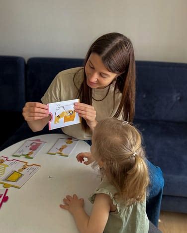 Ergoterapeutas dirba su vaiku, atliekant sensorinius žaidimus