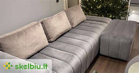 Svetainės zona su šviesia sofa