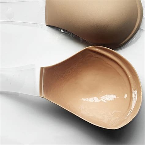 detalė, kaip atrodo silikoninė liemenėlė priekyje