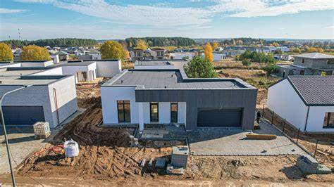 Gražus privačio namo fasadas: minimalistinis, šviesių tonų su tamsiomis detalėmis