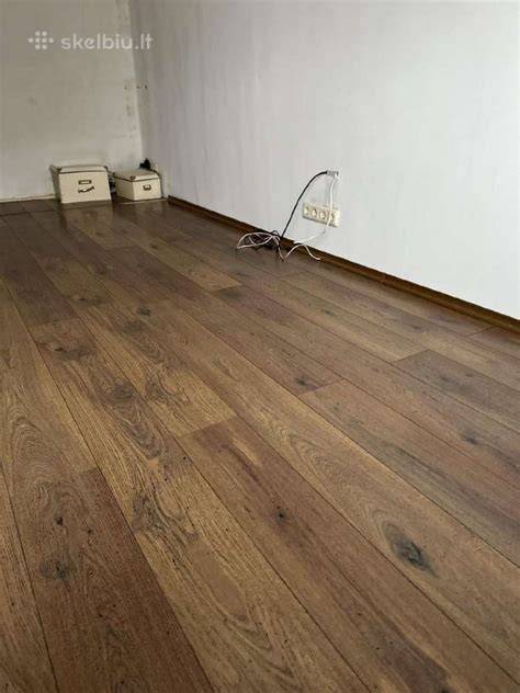 naudotas laminatas pakuotėje su plintusais