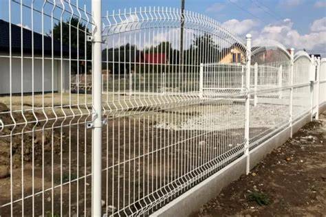 Tvoros, stulpai ir atraminės sienelės montavimo pavyzdys