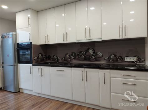 Stiklo mozaikinių plytelių dizainas virtuvėje