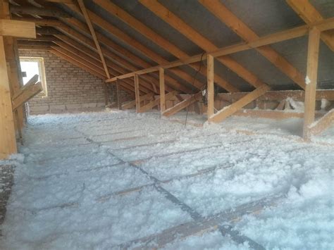 Namų šiltinimo schematinis vaizdas su purškiama vata