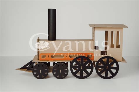 vaikas konstruoja traukinį iš kartono gabalėlių