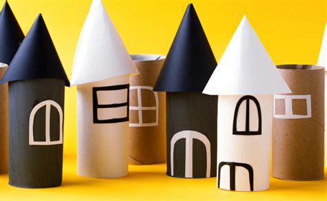 vaikas konstruoja pilį iš tualetinio popieriaus ritinėlių