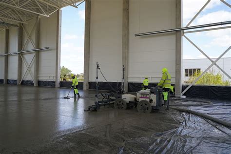 Grindų betonavimas su lyginimo įranga