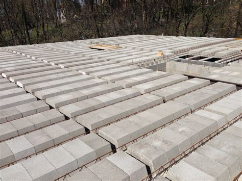 aukštuminis pastatas statomas su betoniniais blokeliais