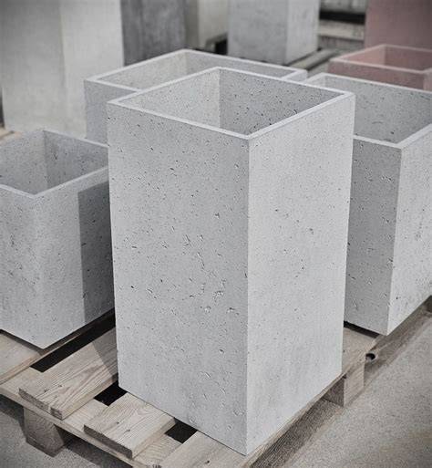 Geriausi deriniai: betoniniai vazonai lauke ir minimalizmas