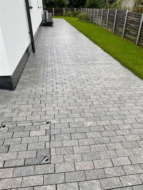 Skaldyto akmens trinkelių takas sode