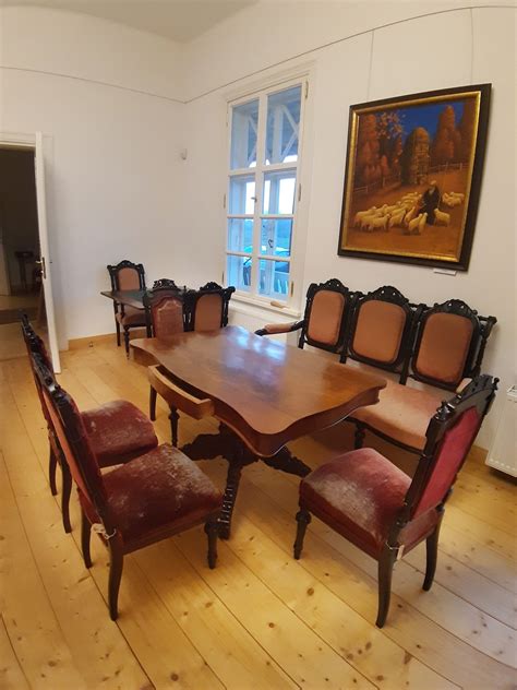 Įvairūs medienos baldai interjere