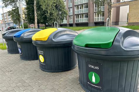 Schema, iliustruojanti asbesto šalinimo proceso etapus: nuo atliekų surinkimo iki saugaus utilizavimo.
