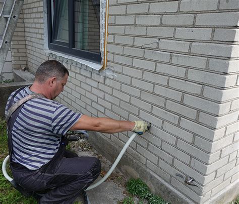 Termoputų injekcijos į sienos oro tarpą procesas