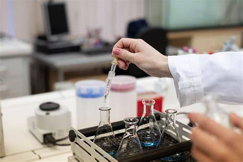 Gamtinių ir inžinerinių sistemų plieninių vamzdžių ir jungčių vaizdas: įvairių skersmenių, jungčių tipų ir antikorozinių dangų derinys