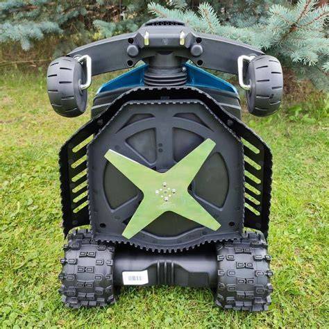 vejos robotas važiuoja per dekoratyvinę skalda