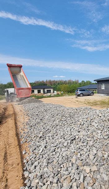 betono skaldos krūva ir sunkvežimis
