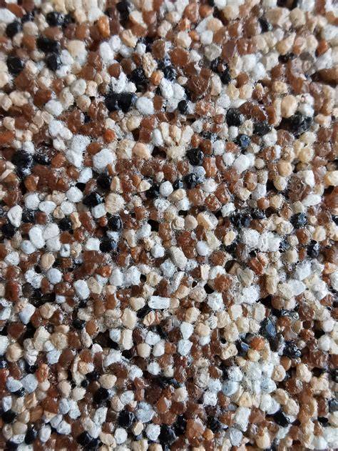 Plonasluoksnis mozaikinis mineralinis tinkas ant fasado paviršiaus