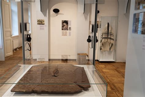 Vilniaus Didžiosios sinagogos grindys - meninė rekonstrukcija drobėje
