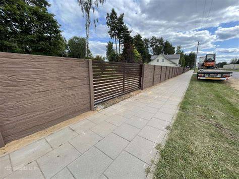 Betoninės tvoros dažymo proceso vaizdas: paviršiaus paruošimas, dažymo sluoksniai, džiūvimo laikotarpiai