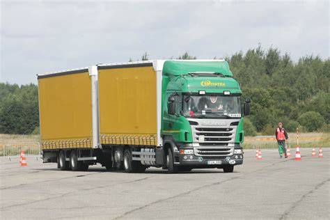 Nuotrauka: betoninės siurblinės ir transporto priemonės statybvietėje