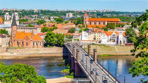 Infografika: kainų skirtumai tarp stogo dangų tipų