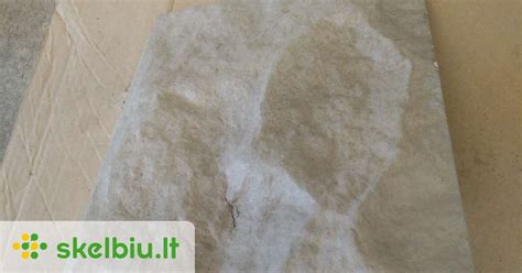 Juodo akmens imitacijos plytelės virtuvėje